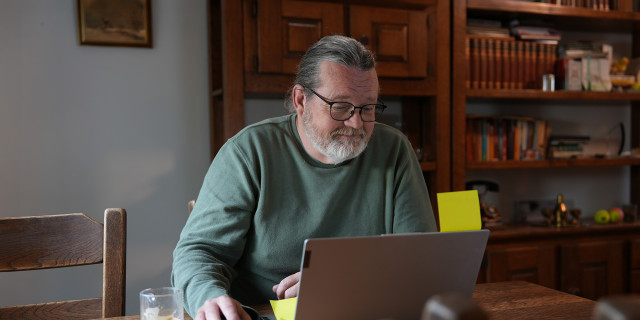 Jan achter laptop veilig internetten
