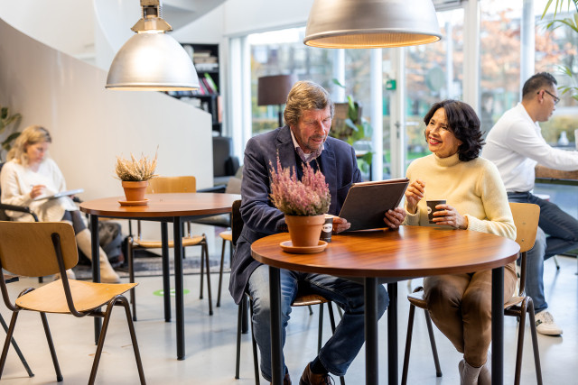 Twee personen achter de laptop