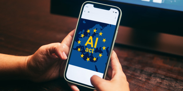 AI-geletterde vrouw kijkt naar laptop
